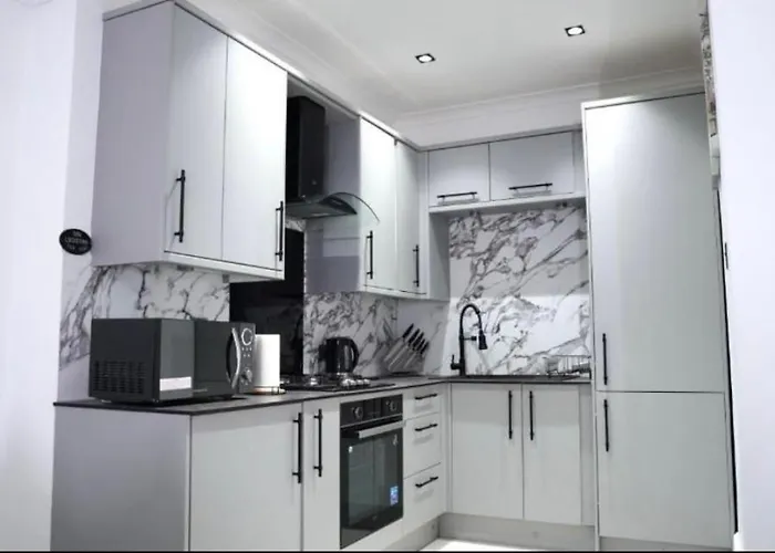 Newly Refurbished 2 Bed !